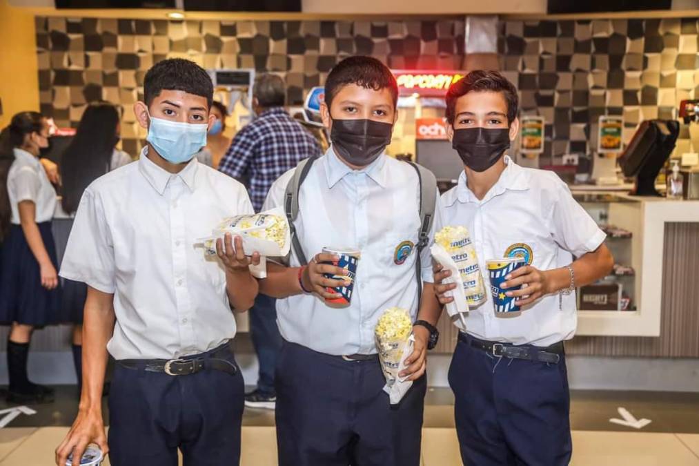 Los alumnos se mostraron felices de disfrutar por primera vez de la proyección de una obra del séptimo arte en pantalla gigante. 