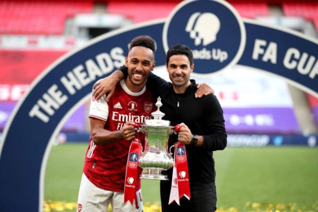 Mikel Arteta asegura que Pierre-Emerick Aubameyang rechazó al FC Barcelona y decidió extender su contrato con el Arsenal porque es un equipo 'increíble' y considera que los Gunners son 'tan grandes' como el club azulgrana.<br/><br/>''Si el jugador ha preferido quedarse, es porque el Arsenal es un equipo increíble e igual de grande que el FC Barcelona, y por esa razón lo rechazó. Siempre tuve la sensación de que quería quedarse aquí. Tratamos de juntar algunas cosas, y eso a veces puede llevar tiempo, pero si el resultado es lo que ambos queríamos, entonces estamos felices'', confesó el entrenador español.