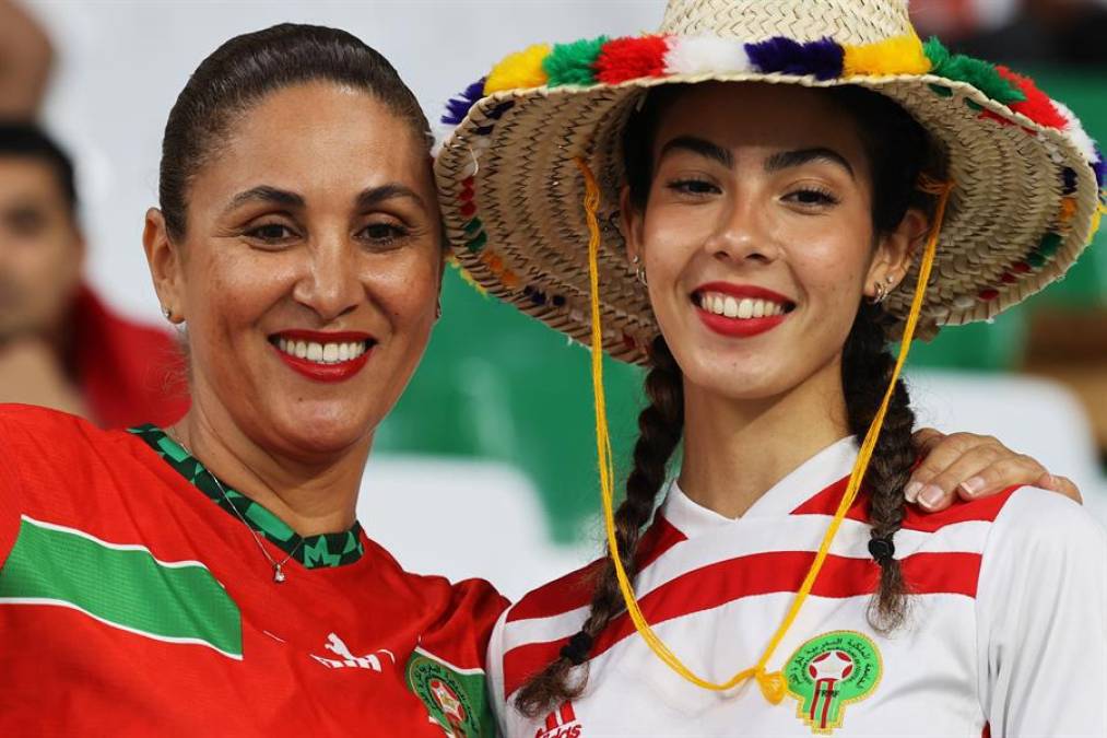 Bellas chicas engalanaron el Estadio Ciudad de la Educación.