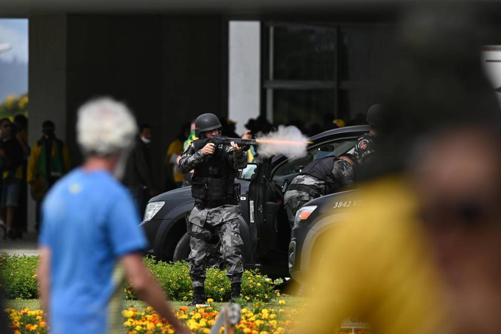 Policias enfrentan a seguidores del expresidente brasileño Jair Bolsonaro que invaden hoy, el Palacio de Planalto, sede del Ejecutivo, y la Corte Suprema, después de haber irrumpido antes en el Congreso Nacional en actos golpistas contra el presidente Luiz Inácio Lula da Silva, en Brasilia.