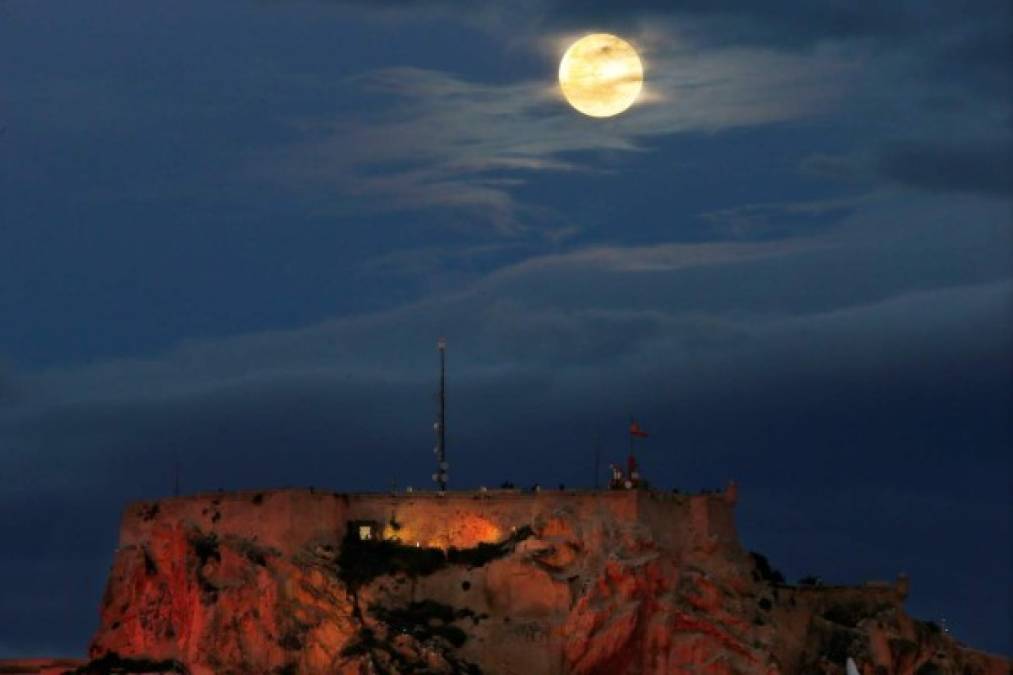 La luna llena asoma entre las nubes, por encima del Castillo de Santa Bárbara de Alicante, España. EFE