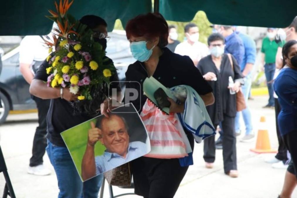 Doña Socorro Herrera, hermana de Chelato Uclés, llegando al lugar del sepelio de su amado hermano.