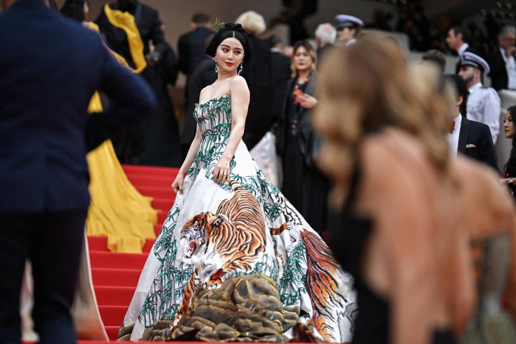 La actriz china Fan Bingbing, impactante con un vestido estampado con montañas, bambú y un tigre, un diseño de Christopher Bu.