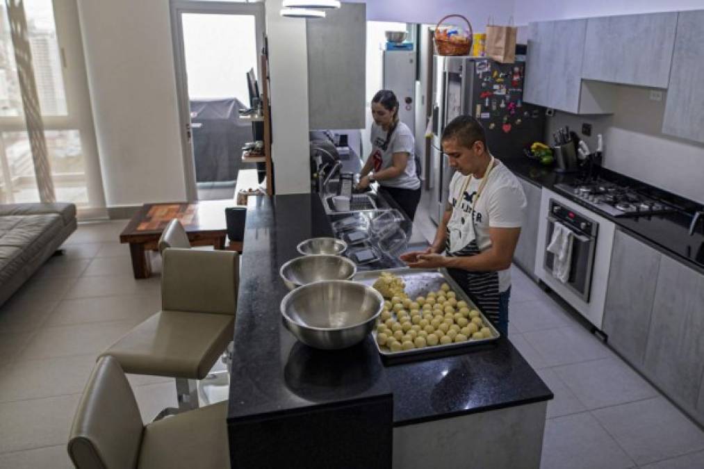 Con la ayuda de su esposa Diana Carolina Montero y un pequeño horno, Salazar elabora pandebono, un panecillo con mezcla de queso y almidón crujiente por fuera y suave por dentro.