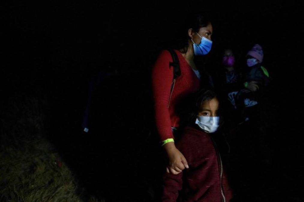 Tras desembarcar a la orilla de río, los migrantes caminan más de un kilómetro entre arbustos espinosos y un sendero de arena para entregarse a agentes de la Patrulla Fronteriza.