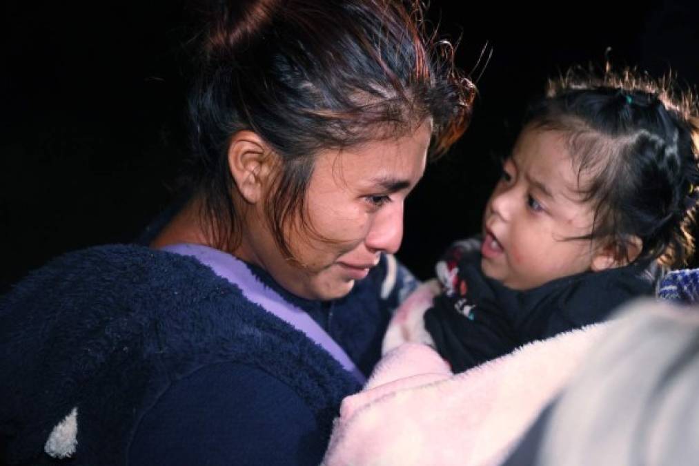 Más de una docena de inmigrantes consultados por la AFP minutos tras poner pie en suelo estadounidense dijeron que su principal razón para emigrar fue la miseria, la violencia y el desempleo agravado por la pandemia y recientes huracanes en sus países, sobre todo en Honduras, El Salvador y Guatemala.