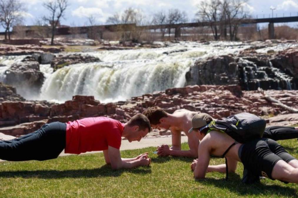 Durante meses, la escasamente poblada Dakota del Sur fue testigo a distancia de cómo el coronavirus asolaba a ciudades costeras de Estados Unidos.