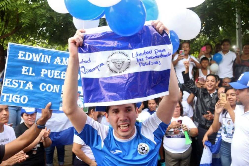 En Masaya, el bastión rebelde, cientos de personas salieron a la calle para recibir a los presos políticos liberados esta madrugada bajo una polémica ley de amnistía aprobada por el Gobierno de Daniel Ortega el pasado fin de semana.