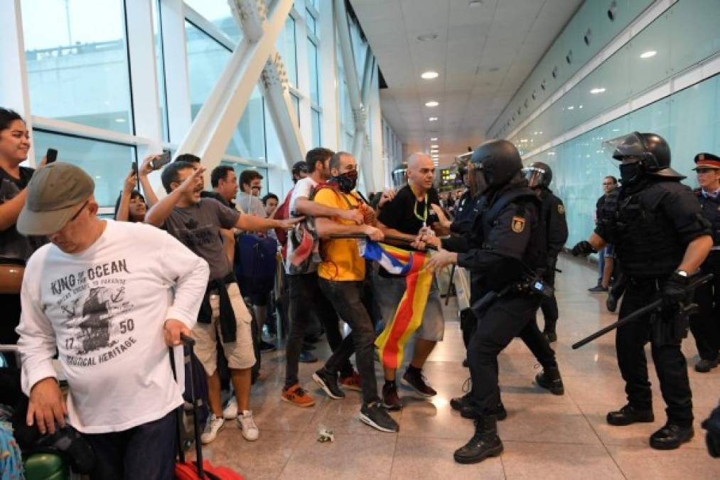 El aeropuerto de Barcelona (noreste de España) se convirtió en el epicentro de las protestas del movimiento secesionista contra la sentencia judicial, que movilizó a miles de personas, colapsando sus accesos y obligando a cancelar un centenar de vuelos.