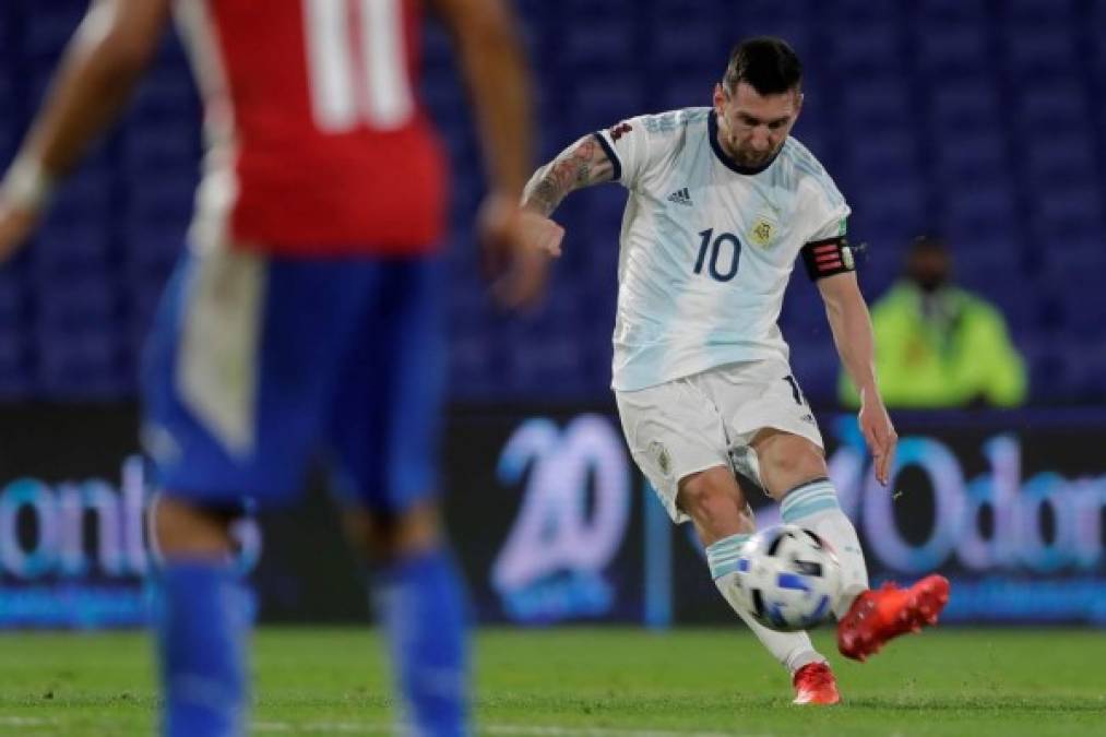 Leo Messi realizando un tiro libre al arco de Paraguay.