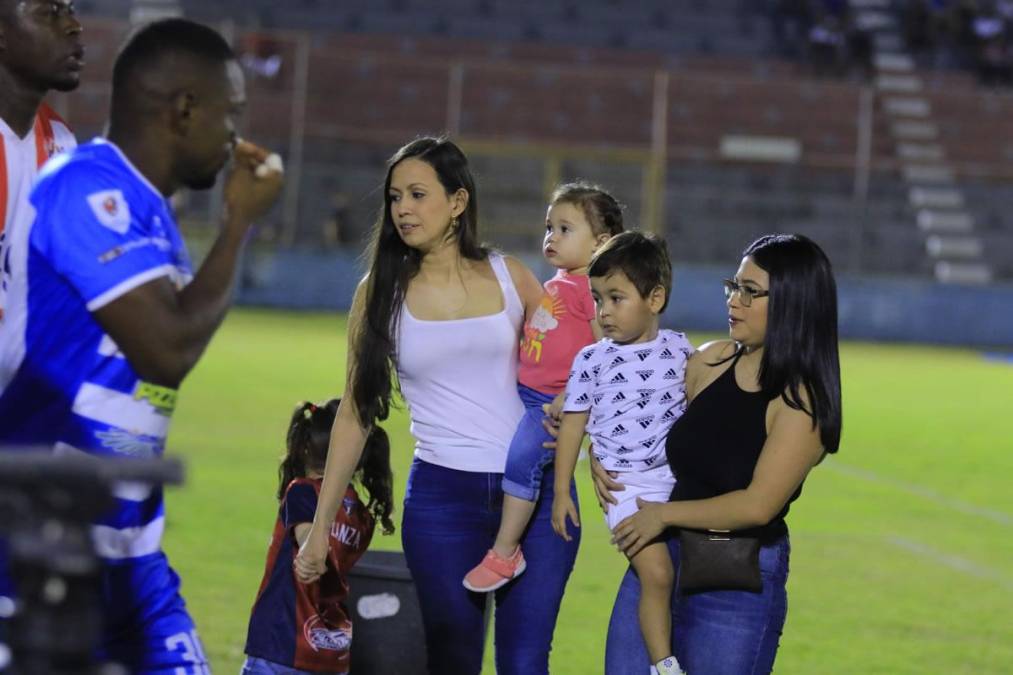 A la cancha del estadio Ceibeño salieron los hijos de los jugadores del Victoria y Vida antes del inicio del partido.