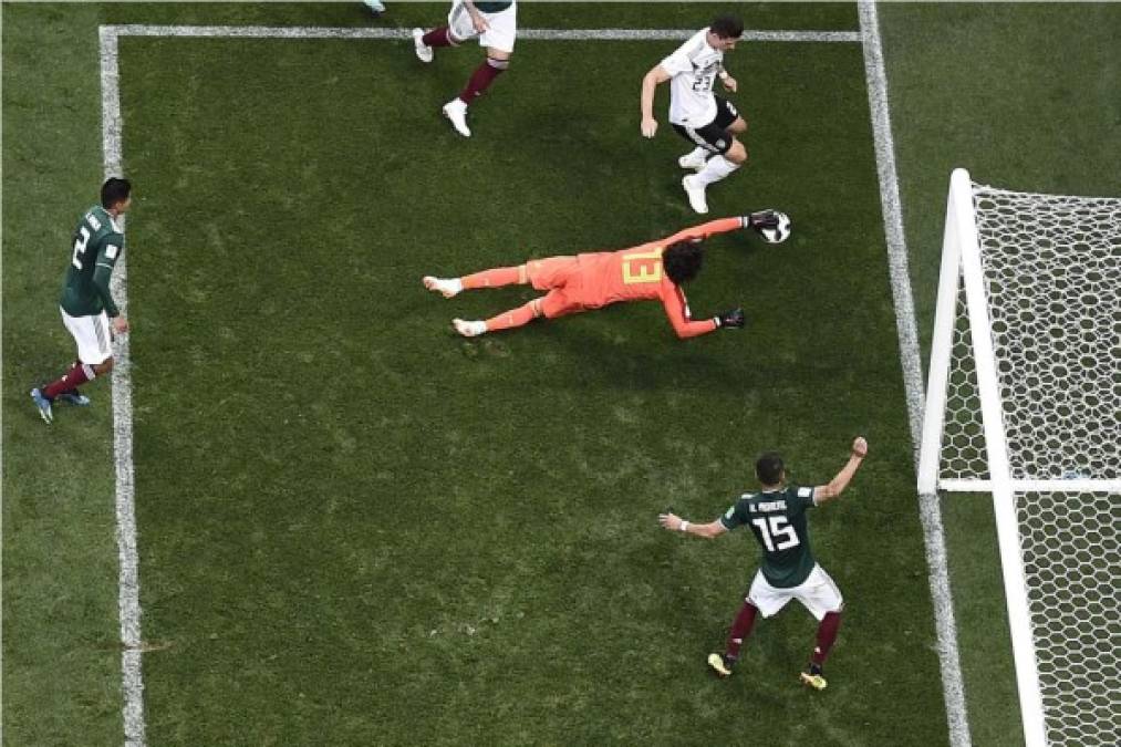 'Memo' Ochoa se lució en la portería de México. Foto AFP