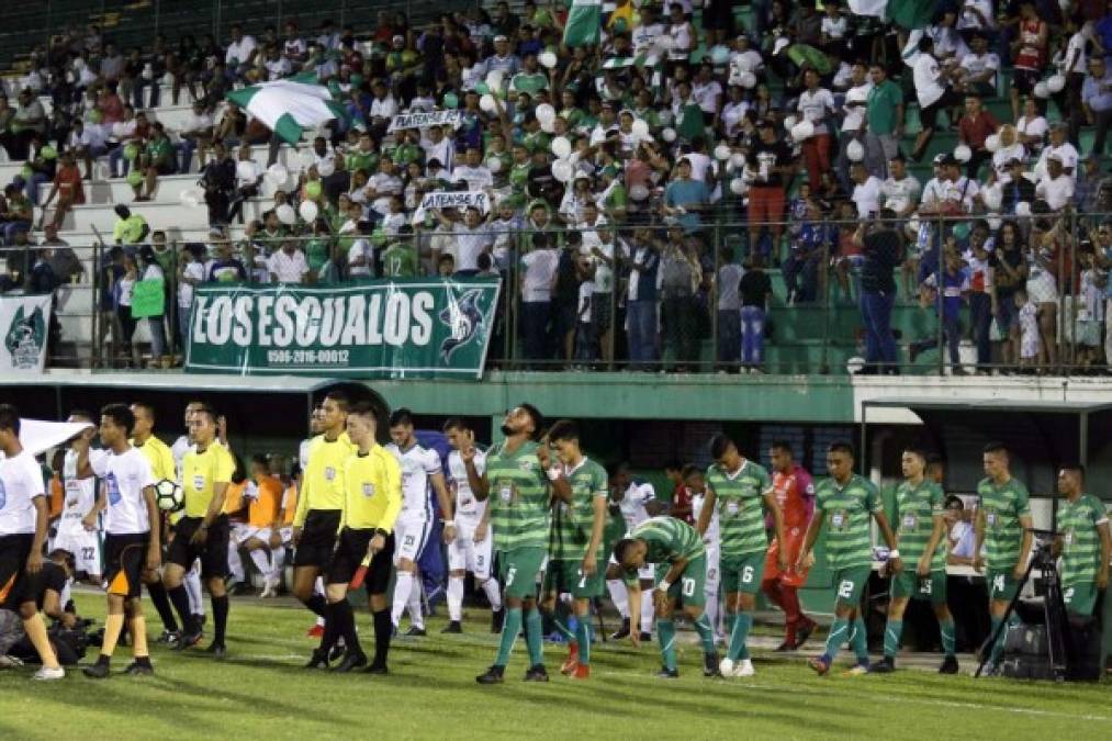 La entrada de los equipos titulares de Platense y Yoro FC a la cancha del estadio Excélsior. Foto Neptalí Romero