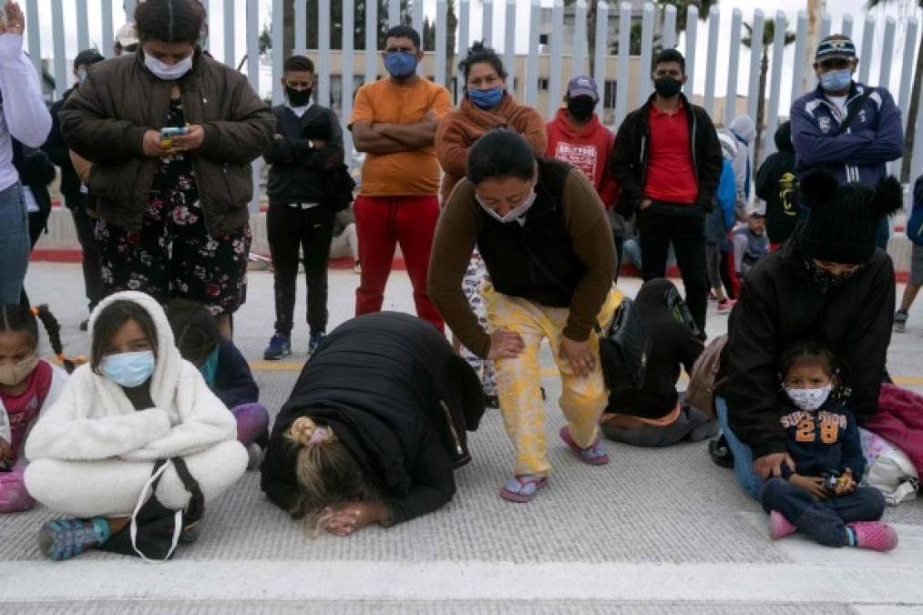 Los migrantes se aglomeraron en el puerto de entrada a EEUU de San Ysidro pidiéndole a las autoridades fronterizas permitirles iniciar su proceso de asilo para poder ingresar a Estados Unidos.