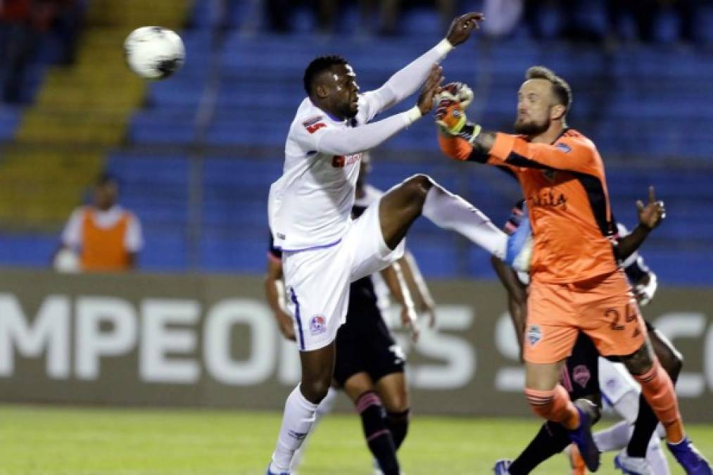 En el primer tiempo, Yustin Arboleda le propinó esta patada al portero del Seattle Sounders, Stefan Frei, en un tiro libre del Oimpia.