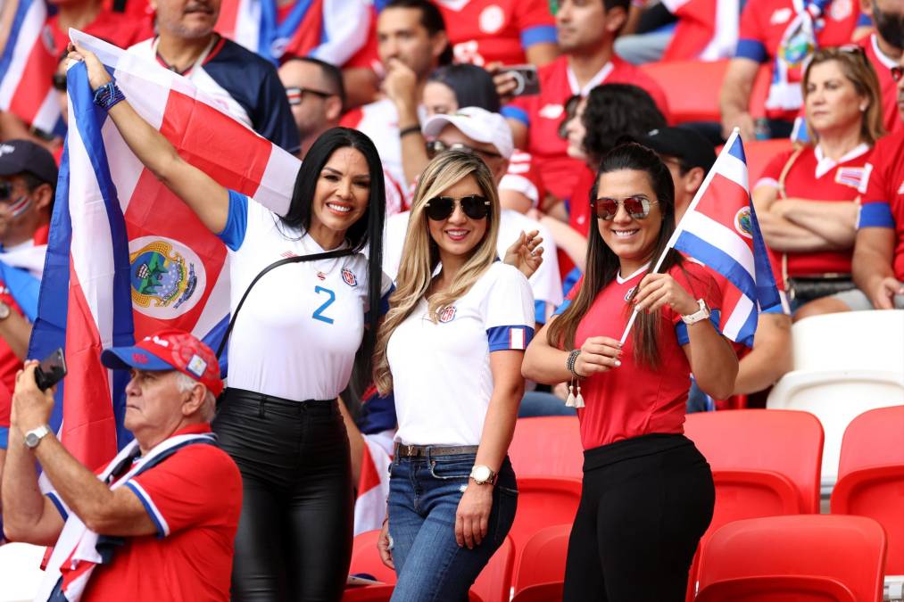 Muñecas: Estas hermosas chicas de Costa Rica deslumbraron en las graderías durante el duelo de su selección ante Japón.