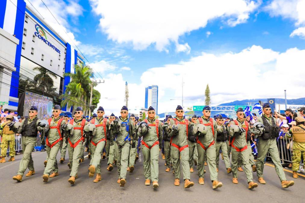 Espectacular desfile militar en El Salvador para conmemorar la Independencia