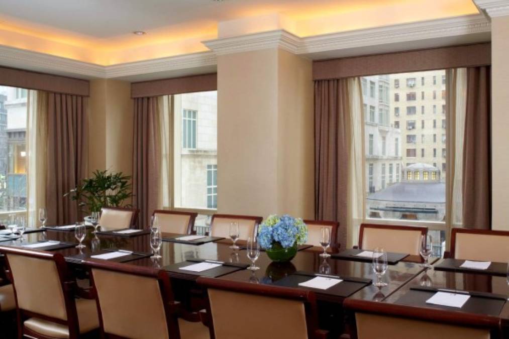 Trump invirtió en 2010 30 millones de dólares en la remodelación del hotel, en la que incluyó acabados de oro y bronce así como sofisticados acabados de madera reflejando los lujos del Upper Side de Manhattan.