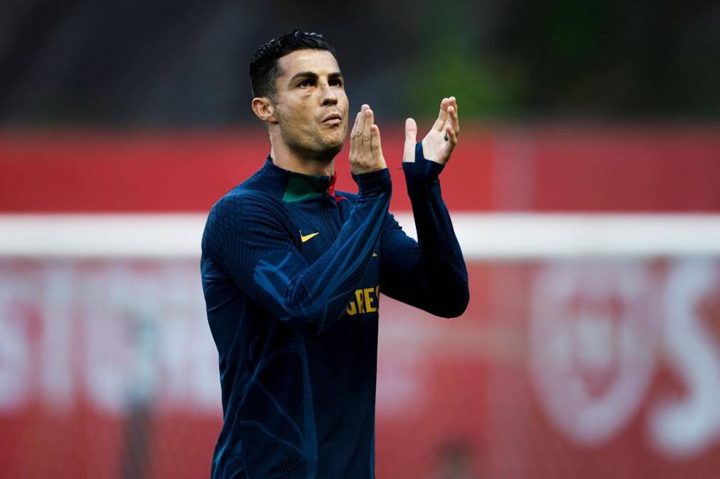 Cristiano Ronaldo aplaude a los aficionados portugueses por el apoyo en el partido contra España.