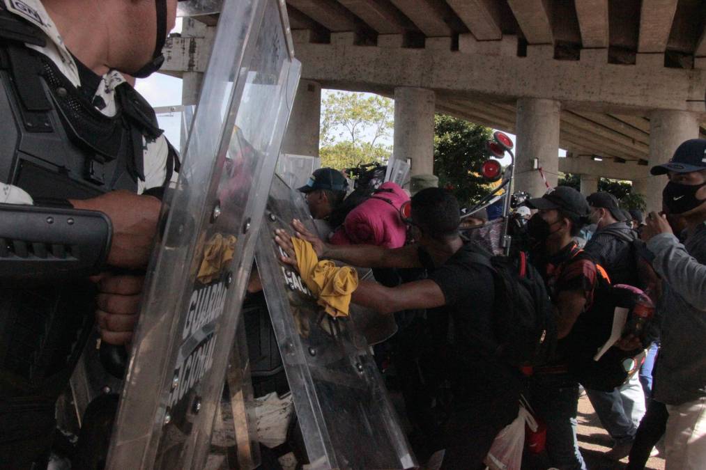 Una nueva caravana conformada por unos 6,000 migrantes, en su mayoría de Honduras, El Salvador, y de Haití, partió el domingo del estado de Chiapas, en el sur de México, pero avanza a paso lento y bajo estricta vigilancia de agentes de migración y de la Guardia Nacional.