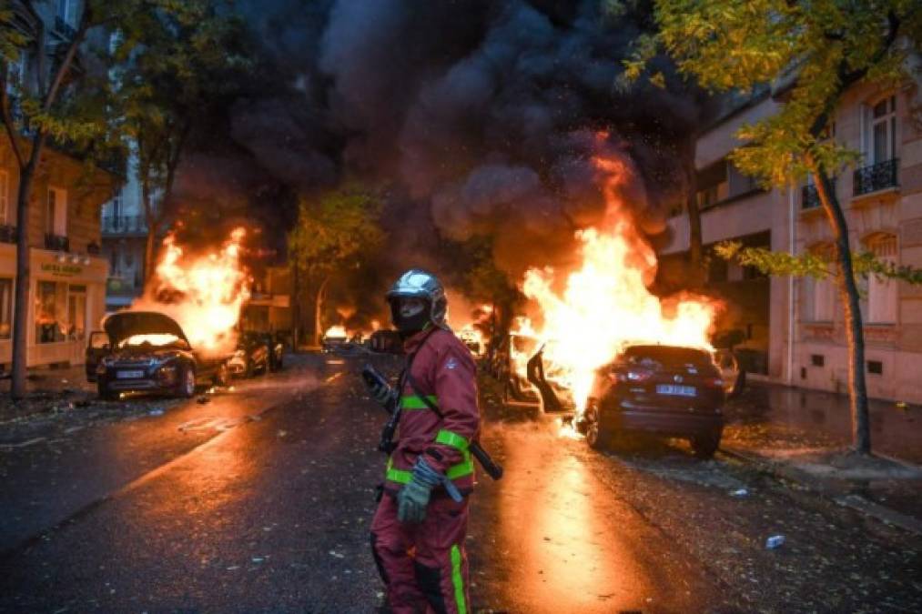 Un fuerte dispositivo de seguridad les rodeaba y separaba de una decena de 'chalecos amarillos' venidos para abuchearlo mientras algunos vecinos los señalaban como corresponsables de los daños y aplaudían a Macron.<br/><br/>Otros no levantaban la mirada y continuaban barriendo cristales, resignados a la idea de que el próximo sábado volverán a pagar los platos rotos de esta crisis nacional.