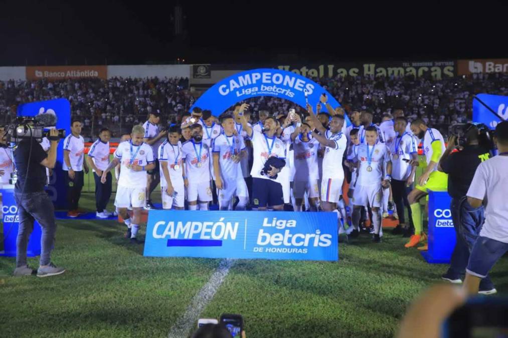 Los jugadores del Olimpia celebrando ya con sus medallas de campeones del Torneo Apertura 2022.