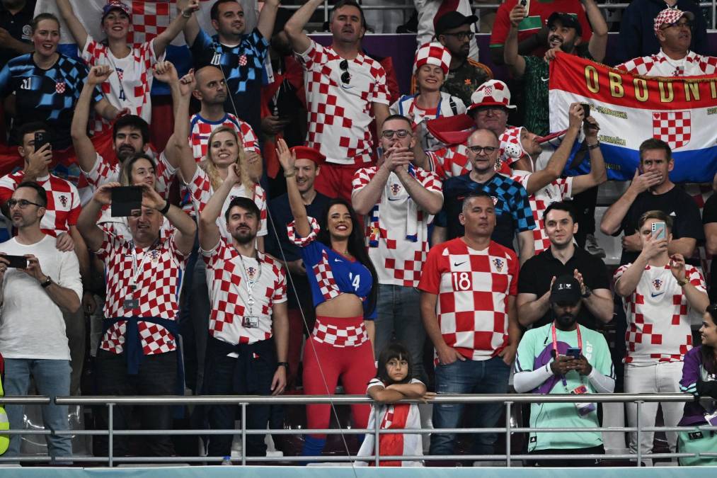 La gradería era una locura total, la aficionada más famosa de Croacia celebraba entre la hinchada de su equipo.