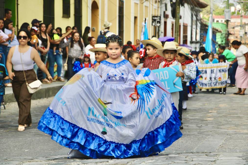 El espíritu patriótico envolvió las calles de Santa Rosa de Copán en un desfile protagonizado por los niños del nivel de prebásica, quienes se unieron para celebrar el 202 aniversario de la independencia de Honduras. 