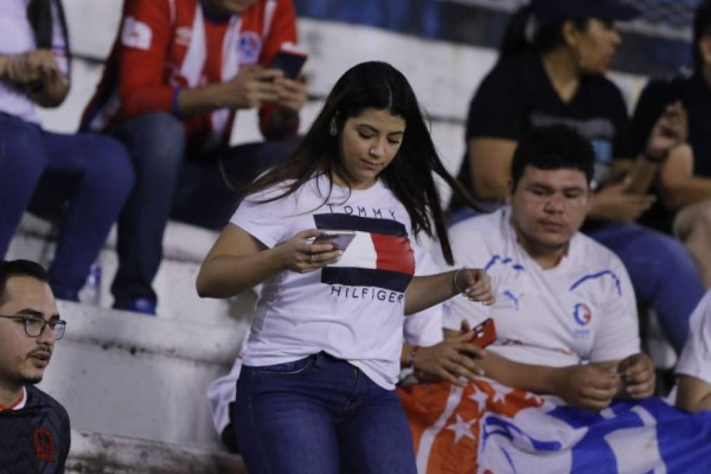 La belleza de la mujer hondureña no podía faltar y se hizo presente para el duelo Olimpia vs Seattle Sounders.