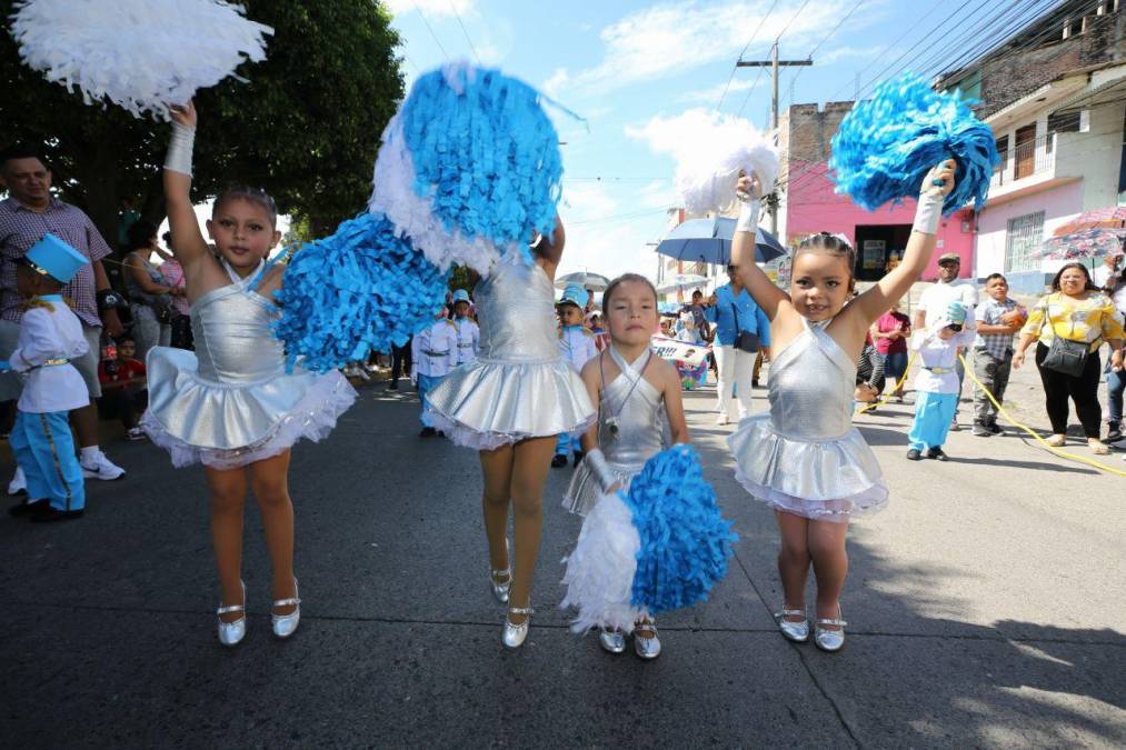 Las niñas engalanaron con su alegría e inocencia los desfiles. 