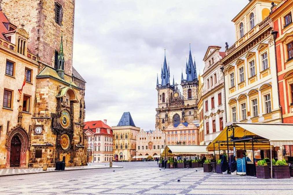 Se la conoce por la “ciudad de las 100 torres”. Es una ciudad rica en historia y coloridos edificios. Una de sus principales atracciones se encuentra en la ciudad vieja y es el Reloj Astronómico de Praga que cada hora los 12 apóstoles se asoman a través, tan solo 27 segundos.