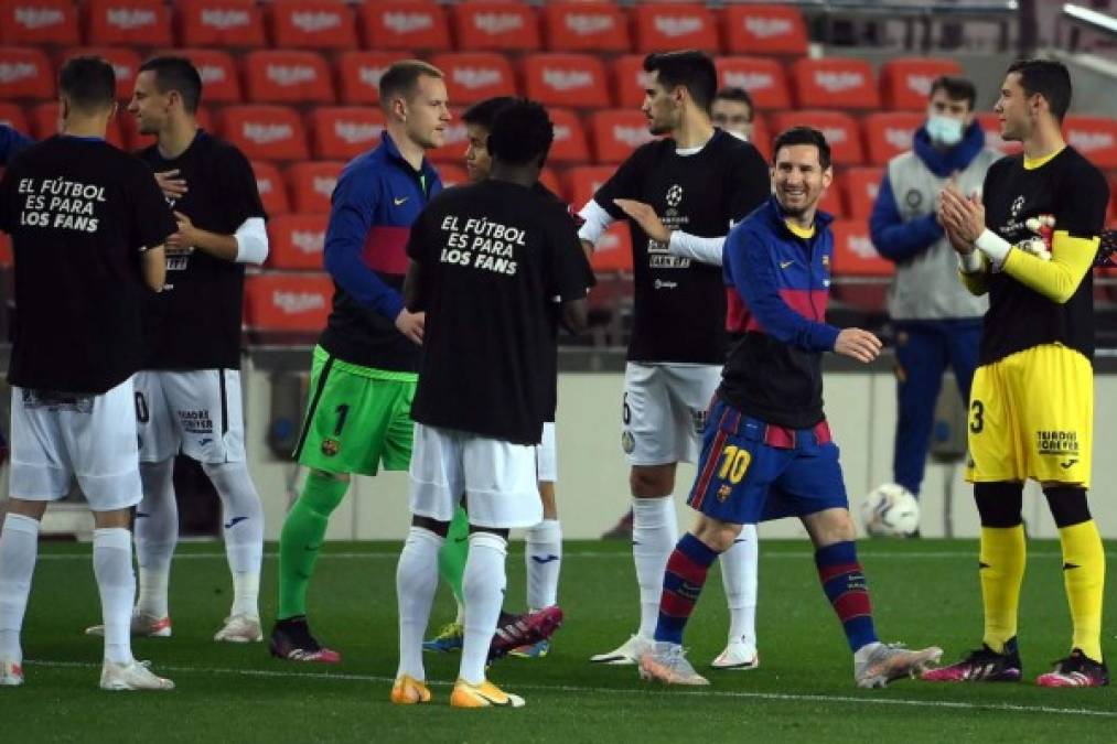 Los jugadores del Getafe hicieron un pasillo al Barcelona por la conquista de la Copa del Rey 2021. Messi camino muy sonriente.