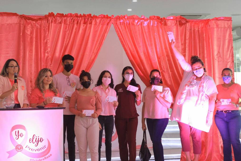 En una linda tarde y con una elegante decoración en tonalidades rosa, se realizó la campaña “Yo elijo prevenir” en el lobby principal del Hospital Cemesa.