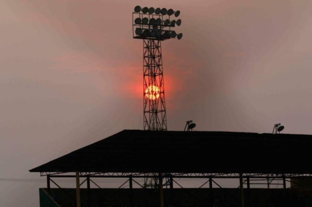 Una hermosa imagen del atardecer en el estadio Humberto Micheletti, que estuvo todo el día sin energía eléctrica y la luz volvió minutos antes del partido.