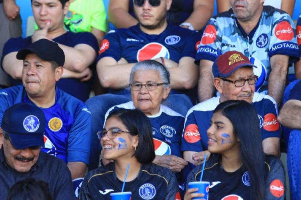 No importa la edad, ellos llegaron al Nacional para apoyar a su Motagua.