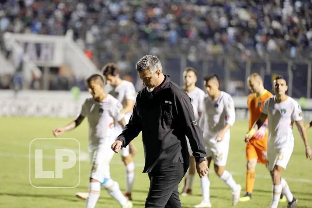 El entrenador del Motagua se dejó ver abatido, cabizbajo por perder en casa.