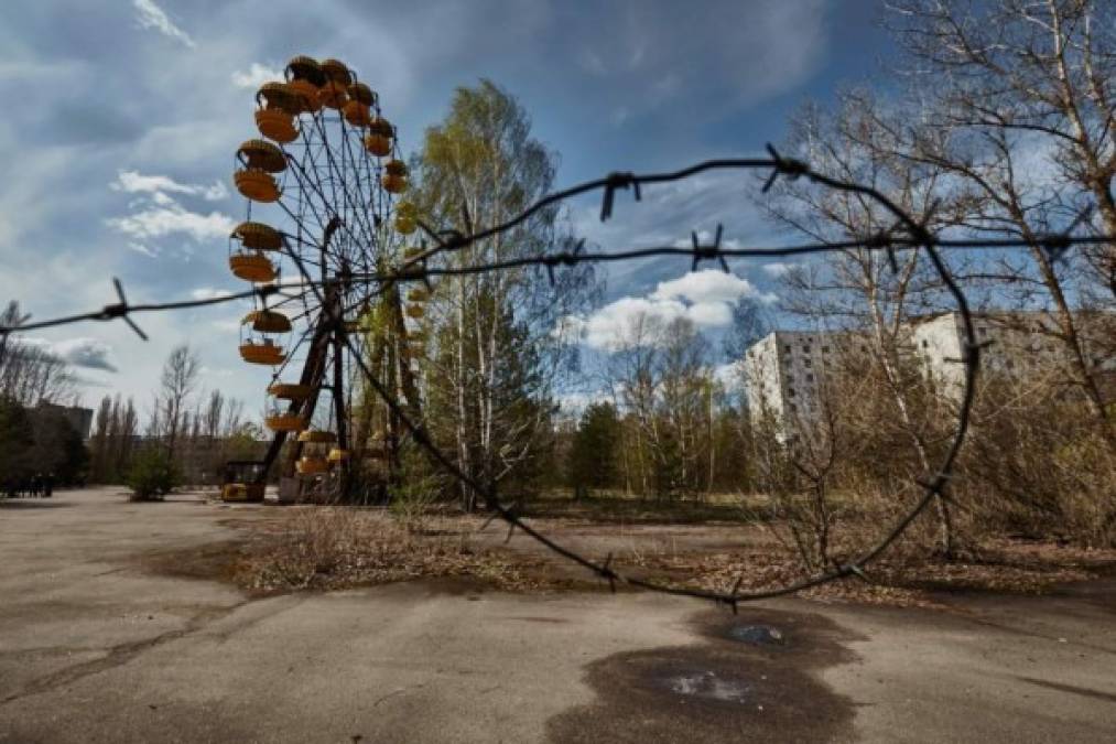 Llegar a la central nuclear de Chernóbyl y ver como la radiación se multiplica por 100 en pocos metros es sobrecogedor. Ver su extensión, el tamaño del sarcófago del reactor 4 y pensar en los más de 200 días que fueron necesarios para completar su construcción, lo es aún más, relatan algunas de las personas que ya han visitado este enigmático e imponente lugar.