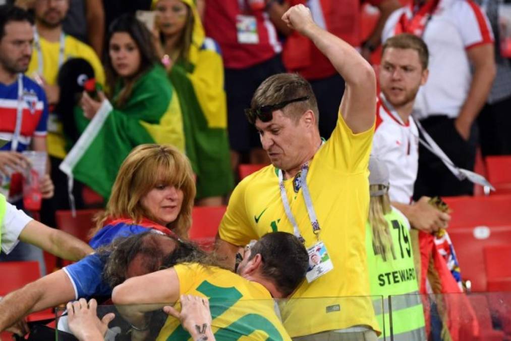 Aficionados brasileños protagonizaron una pelea an las gradas contra un hincha serbio. Foto AFP