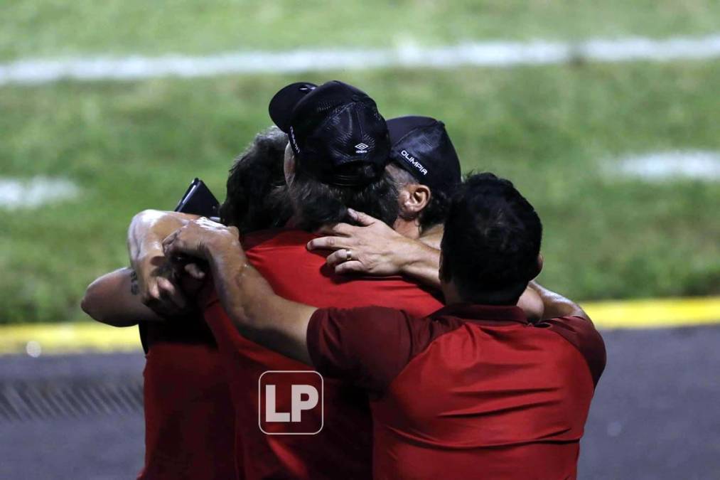 Pedro Troglio se abrazó con su cuerpo técnico tras el golazo de Carlos ‘Mango‘ Sánchez.