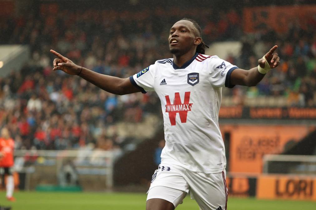 Alberth Elis es uno de los nombres del mercado de fichajes en Europa. El delantero hondureño ya es de manera oficial ficha del Girondins de Burdeos, pero en las últimas horas suena para llegar al Leeds United de la Premier League. Según el portal Leeds United News, el club francés le pide entre 12 y 14 millones de euros al equipo inglés por el traspaso del catracho.