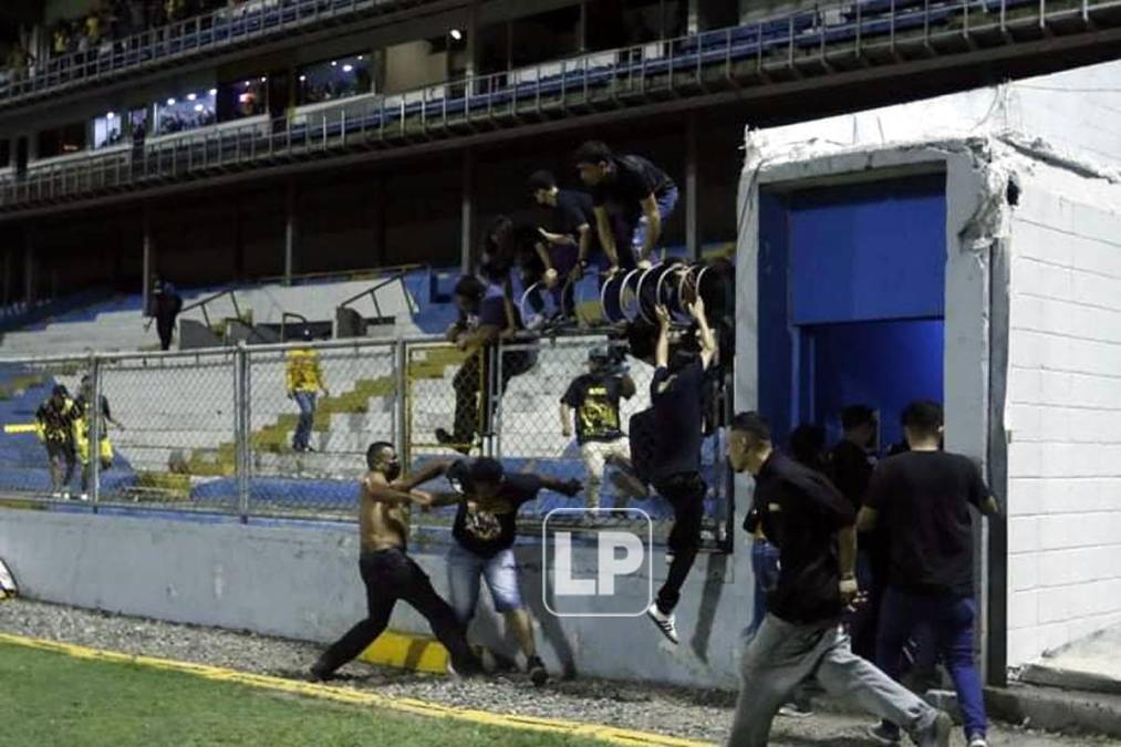 Varios aficionados, aparentemente seguidores del Marathón, fueron agredidos por hinchas del Real España.