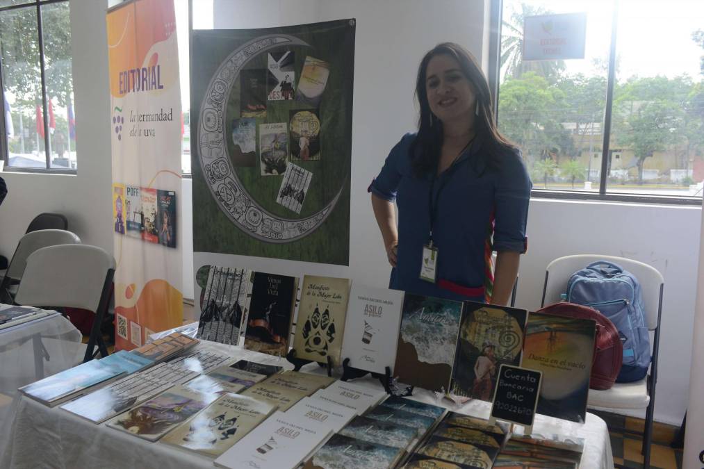 Venus Ixchel Mejía, una poetisa oriunda de Tegucigalpa que orgullosamente expone sus libros; una de las más aclamadas por la crítica nacional.