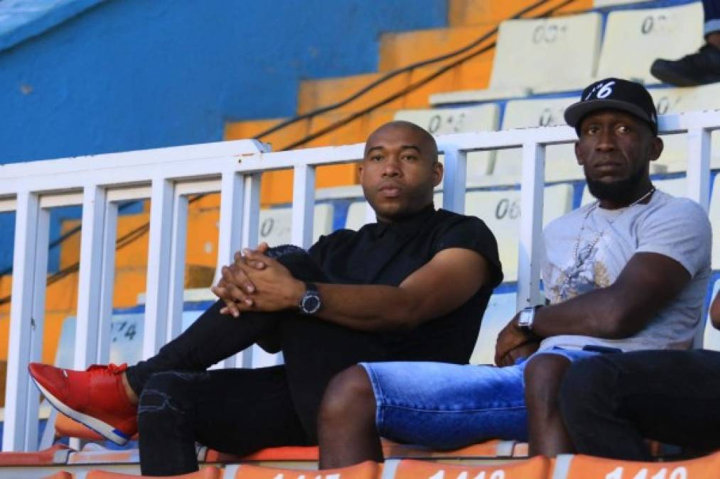 Wilson Palacios y Hendry Thomas en las gradas del estadio viendo el partido.