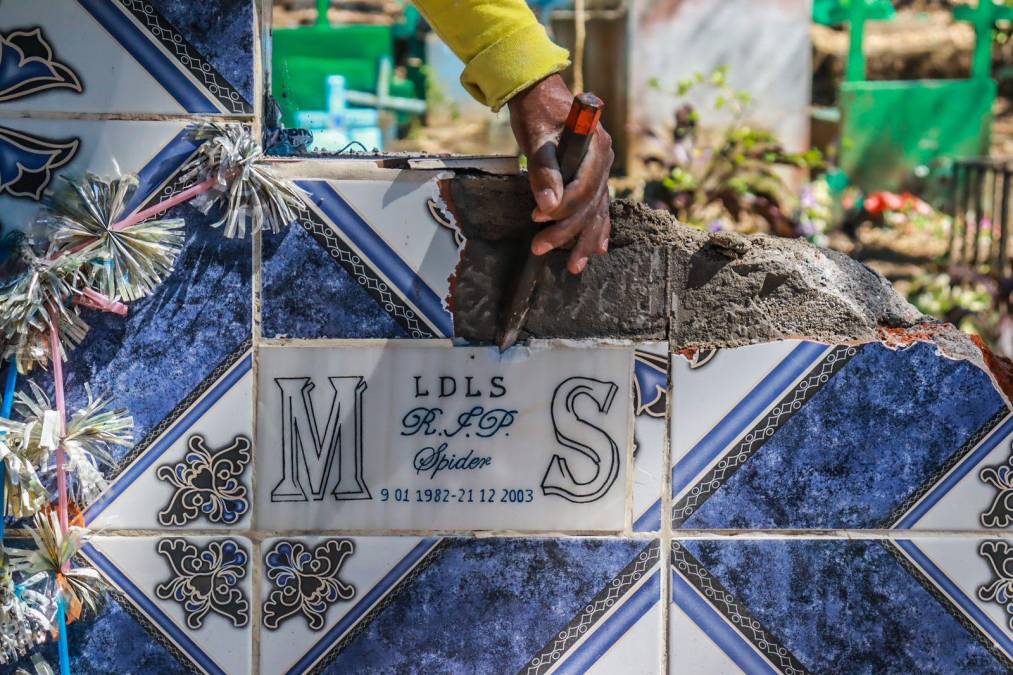 “Los terroristas “honraban” y colocaban flores a sus integrantes, en el cementerio de Santa Tecla. Ningún terrorista merece ningún reconocimiento, por eso destruimos todo rastro de estos grupos”, informó el viceministro de Justicia de El Salvador, Osiris Luna, a través de su cuenta de Twitter.