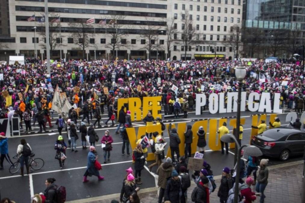 También se organizaron manifestaciones en otras ciudades de Estados Unidos, incluida Nueva York, donde unas 2.000 personas se dieron cita en el Times Square.<br/><br/>Allí estaba Evelyn Yang, esposa del precandidato demócrata Andrew Yang, que relató recientemente en la prensa cómo fue agredida sexualmente por su médico durante su embarazo.