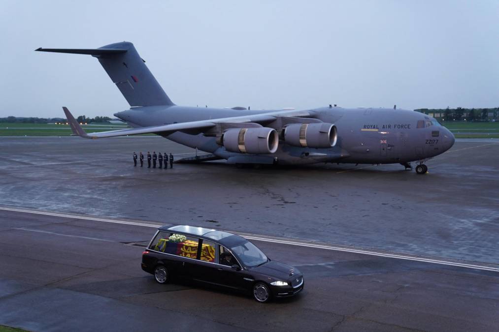 El ataúd de la soberana, fallecida el pasado jueves con 96 años en el castillo de Balmoral (Escocia), fue trasladado en un avión de la Real Fuerza Aérea británica desde Edimburgo a la base militar de Northolt, a las afueras de Londres, desde donde recorrió unos 25 kilómetros en un vehículo fúnebre, bajo una fina llovizna, hasta el centro de la capital británica.