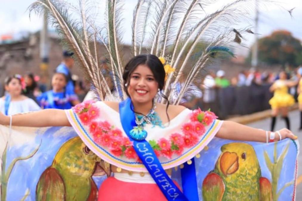 Esta catracha deslumbró con un vestido colorido.