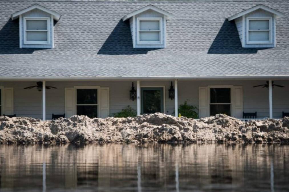 El gobernador McMaster estimó el daño de la inundación en su estado en $ 1.2 mil millones en una carta que dijo que la inundación será el peor desastre en la historia moderna del estado.