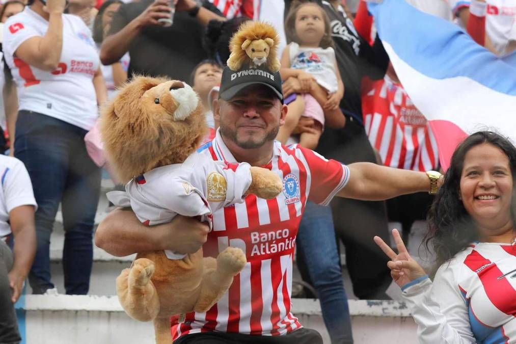 Este aficionado llegó al estadio Nacional Chelato Uclés con un muñeco de león en manos para alentar al Olimpia.