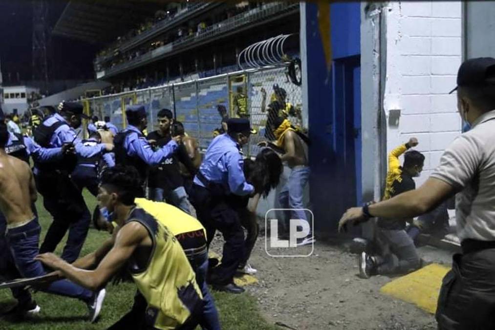 Miembros de la Policía Nacional intentaron proteger a la mujer que era atacada por los hinchas del Real España.